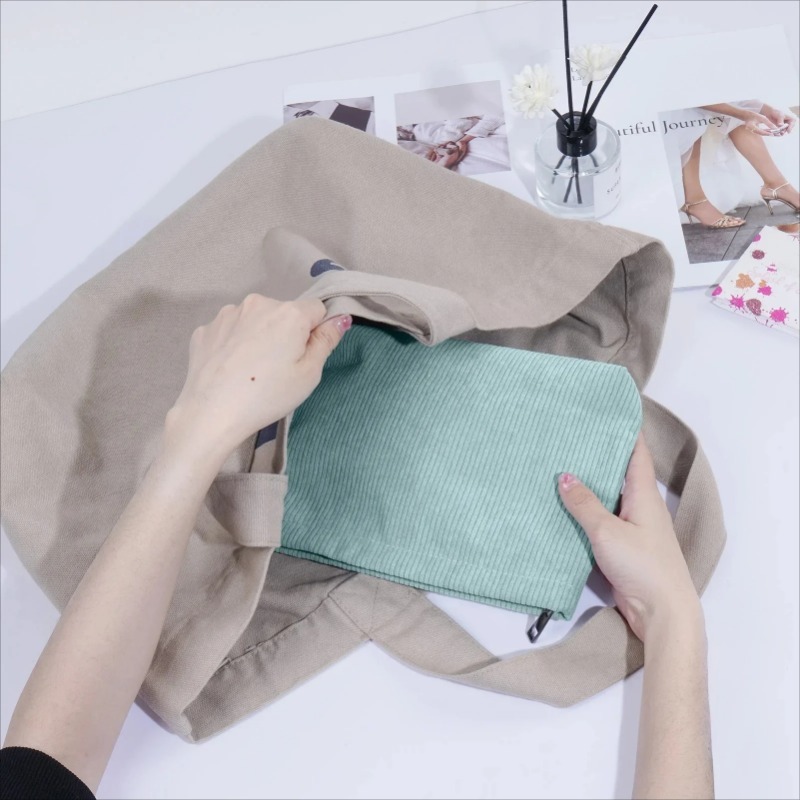 Kosmetyczka podróżna z sztruks – Beauty Preservation Makeup Bag recenzja i cena
